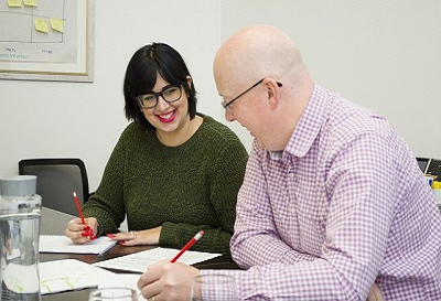 Studenti al doposcuola con tutor