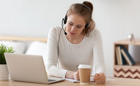 Studenti al doposcuola con tutor