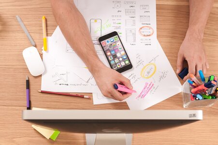 Studenti al doposcuola con tutor
